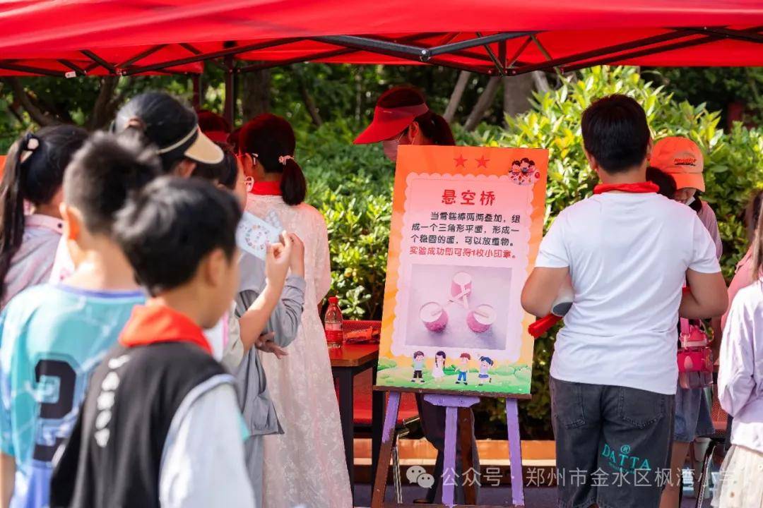 🌸【香港二四六开奖免费资料】🌸-榄核香云纱亮相中国国际时装周  第1张